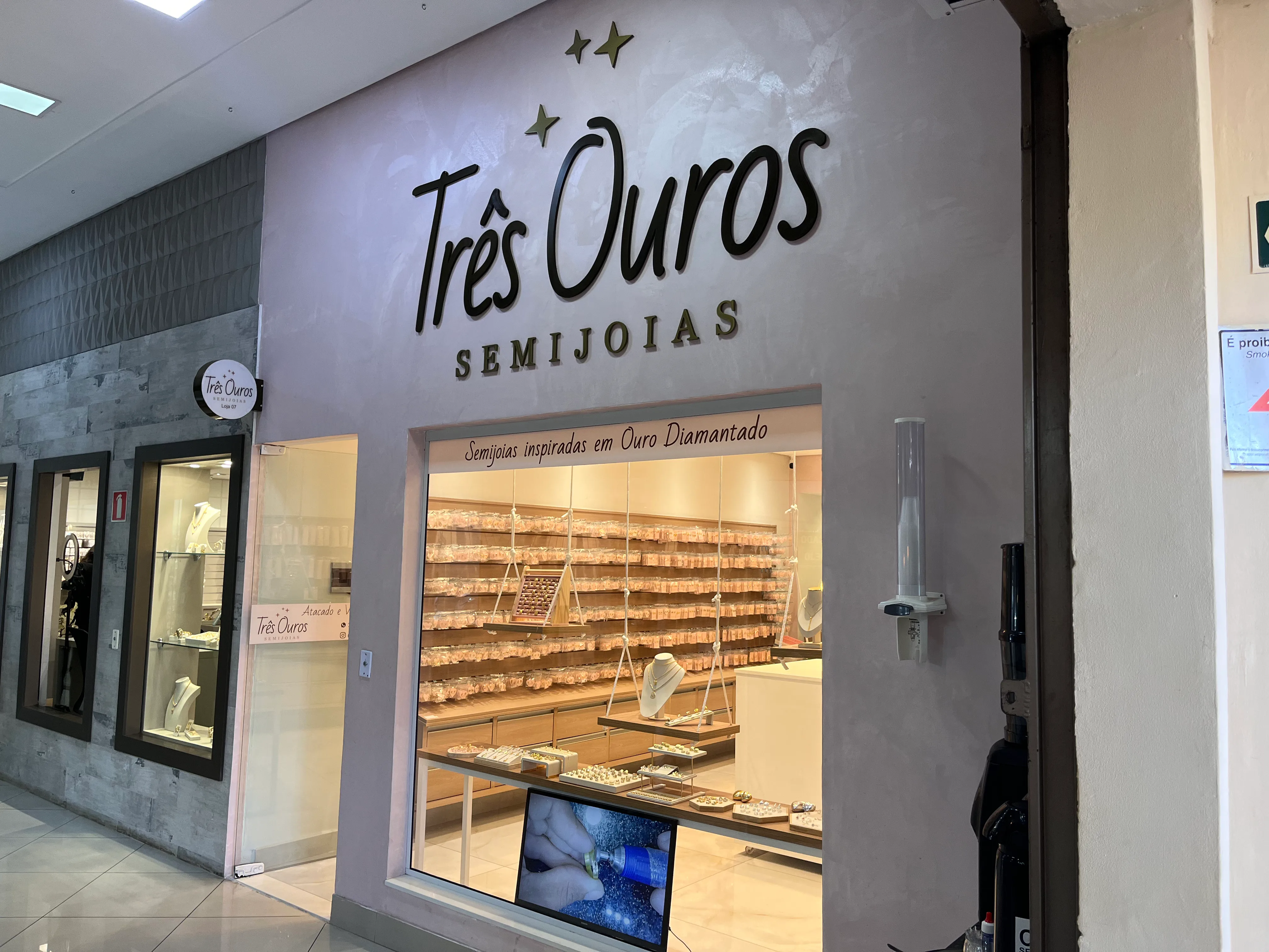Fachada da loja Três Ouros Semijoias no Shopping Gold Hall em Limeira SP