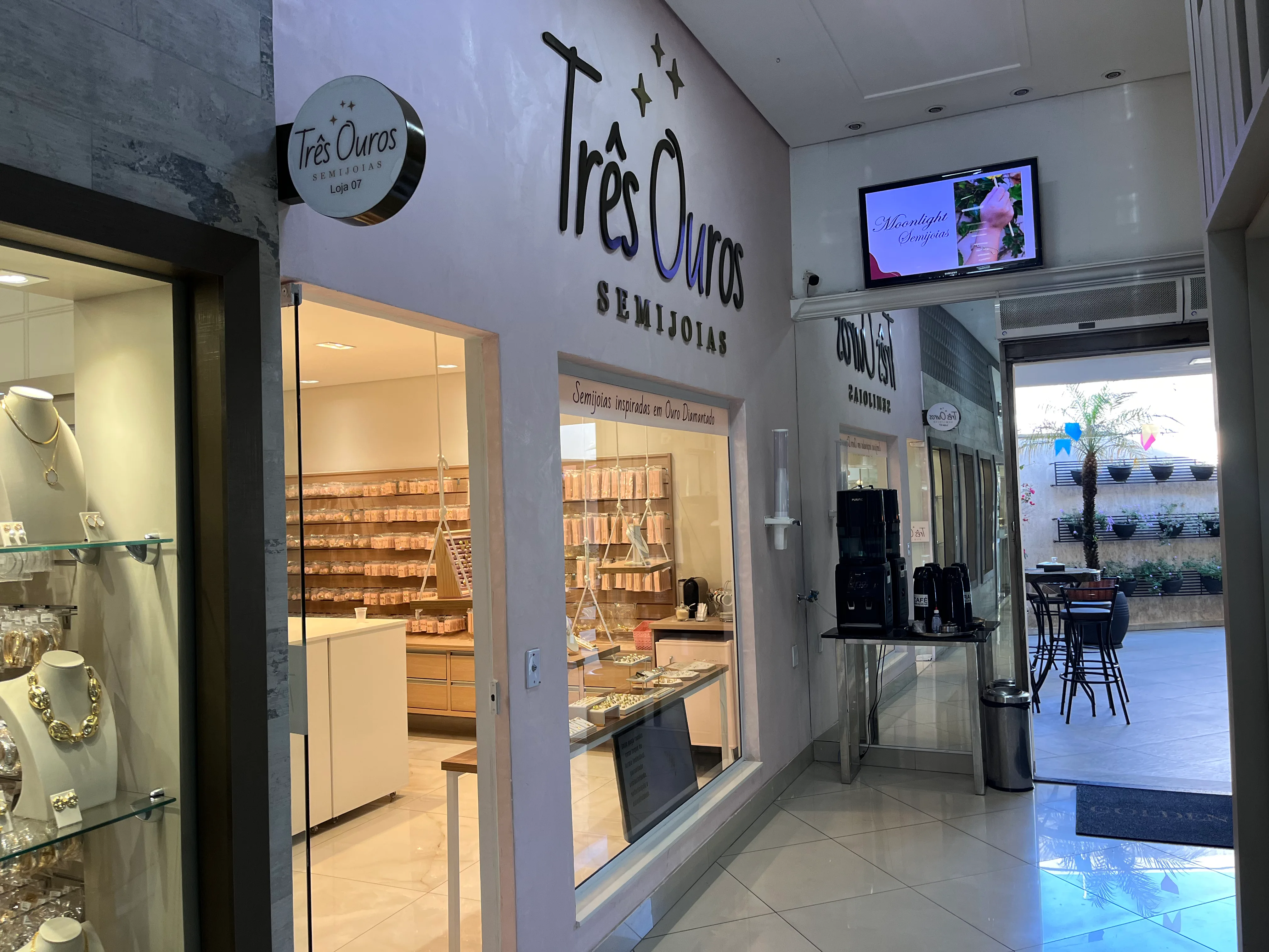 Vitrine da loja Três Ouros com coleção de semijoias expostas